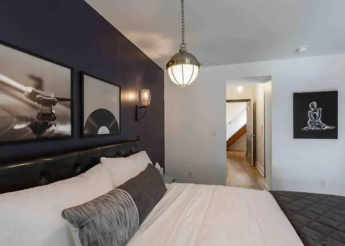 King Bed / Free Parking / Bbq / Fire Pit / Arcade *